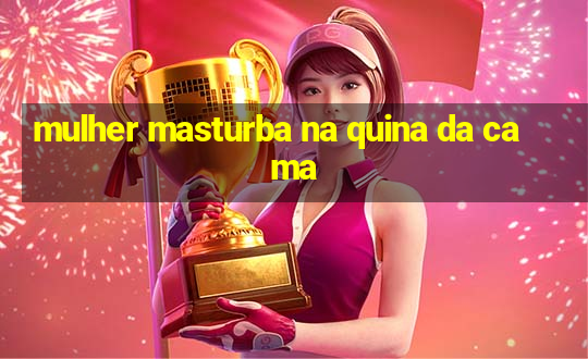 mulher masturba na quina da cama