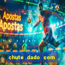 chute dado com extrema força no futebol