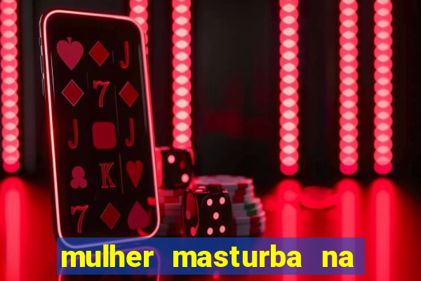 mulher masturba na quina da cama